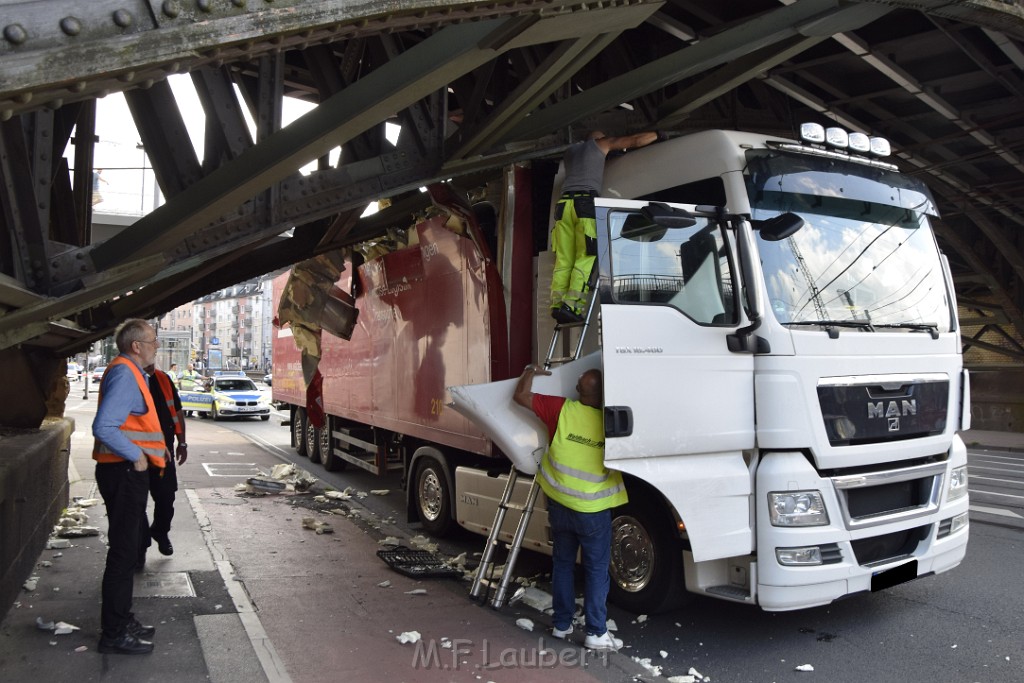 LKW blieb unter Bruecke haengen Koeln Deutz Opladenerstr Deutz Muelheimerstr P030.JPG - Miklos Laubert